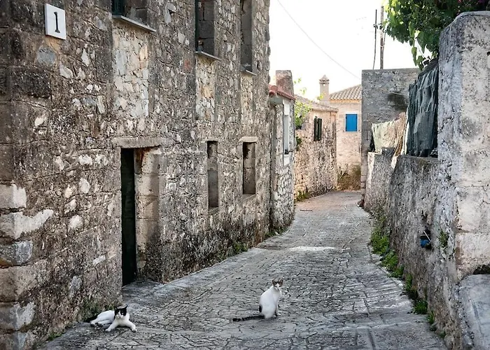 Semesterbostad Traditional Stone House *