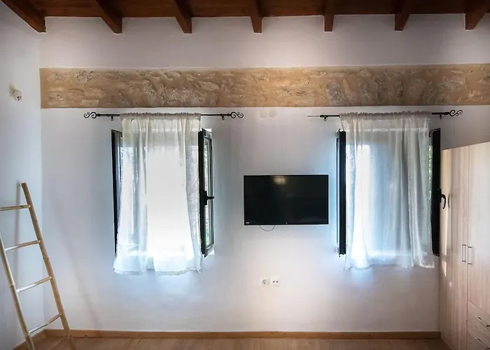 Traditional Stone House Semesterbostad