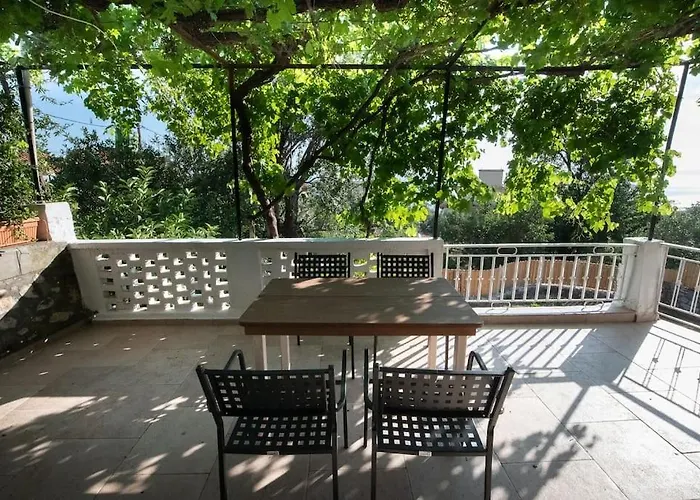 Semesterbostad Traditional Stone House *